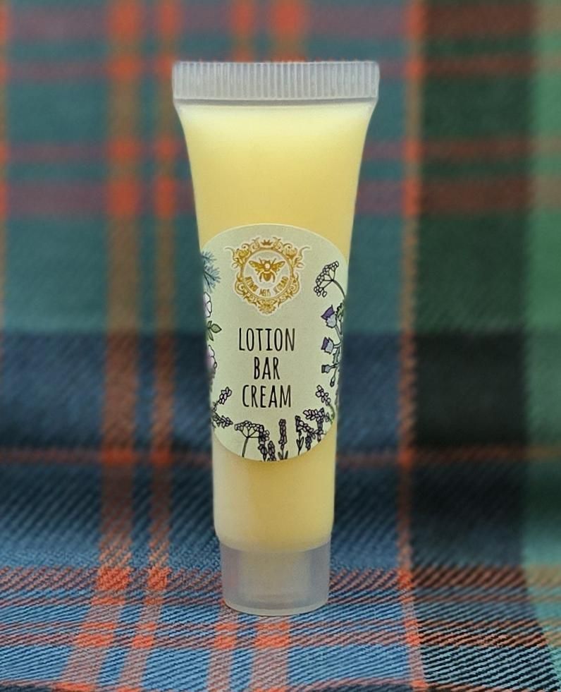 Lotion Bar Cream Tube Sample Perfect for Eczema, Prickly Heat (Hives), Sunburn, Cuts and Grazes, Burns (superficial), as a primer under makeup or just as a moisturizer. Acts as a barrier and stops any further infection/bacteria getting under the skin by suffocating it.
Allowing the skin to breathe and the healing process to start from inside the dermal layer.