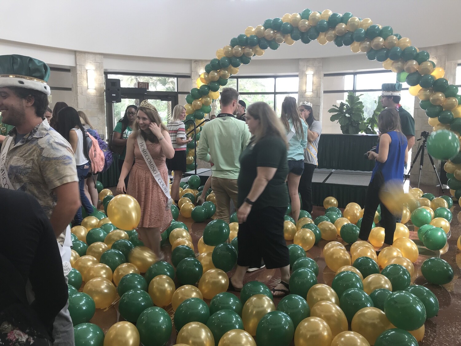 Homecoming Balloon drop & arch (indoors)