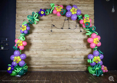 Flowers and curls balloon arch