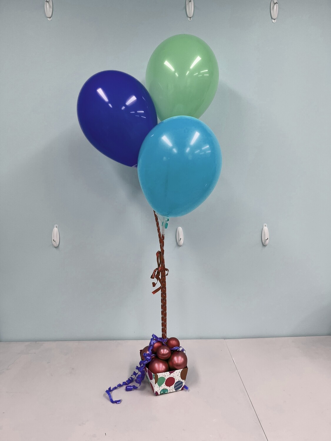 Long-laster latex balloon bouquet on a box, helium free