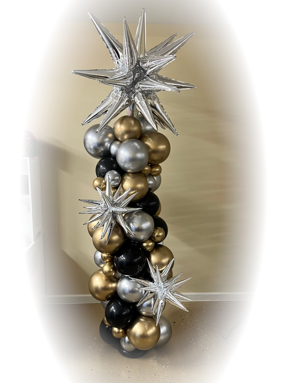 Glitzy metallic star balloon column (indoors only)