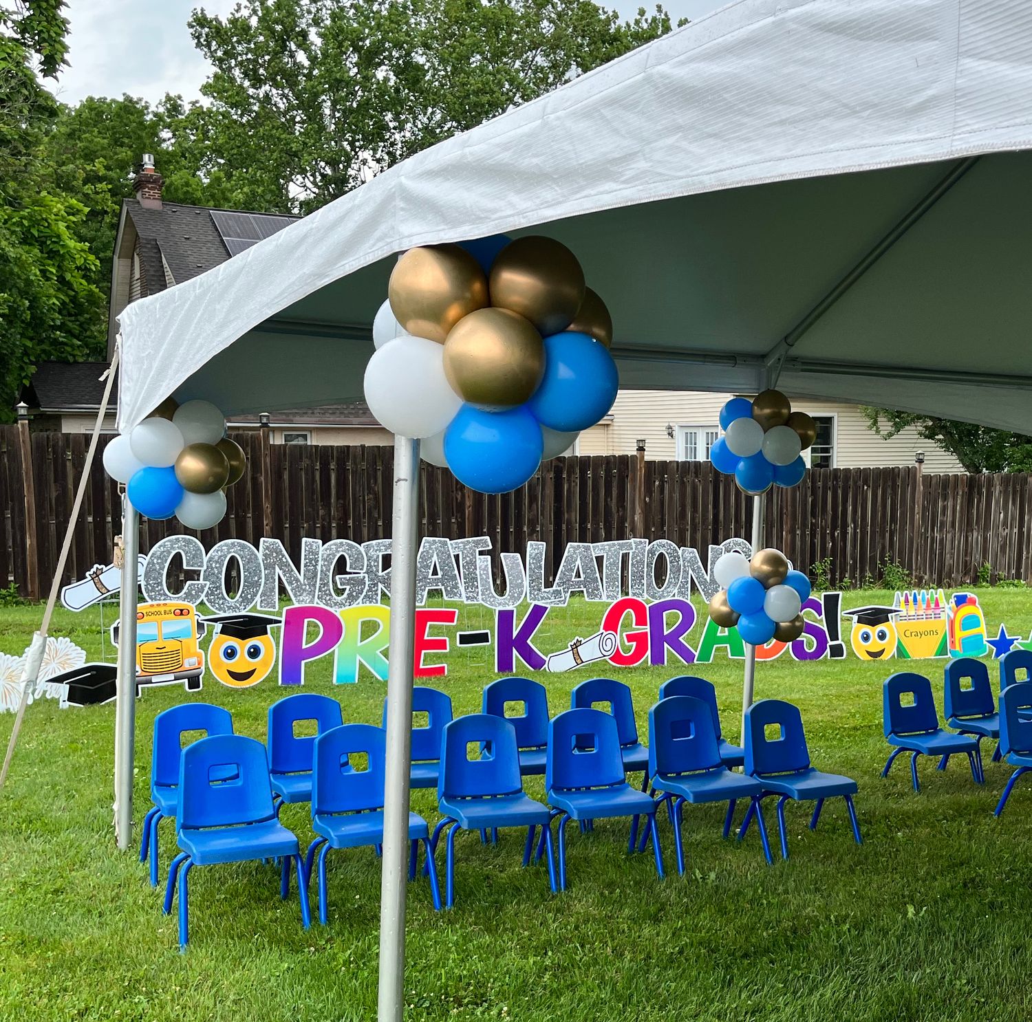 Balloon pompom to tie on tent or mailbox Balloon pompom to tie on tent or mailbox
