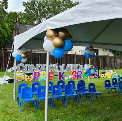 Balloon pompom to tie on tent or mailbox Balloon pompom to tie on tent or mailbox