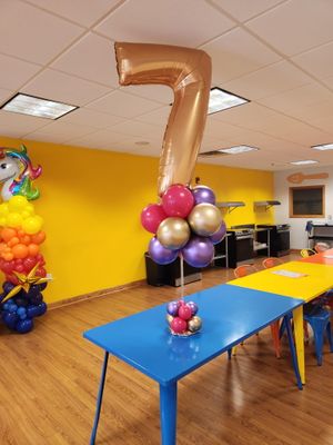 "Le Pompon" Balloon centerpiece