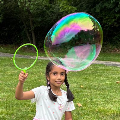 Bubble wonderland with balloon twisting Bubble wonderland with balloon twisting