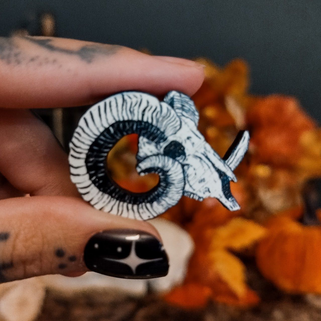 Pin&#39;s en bois - Crâne de bélier