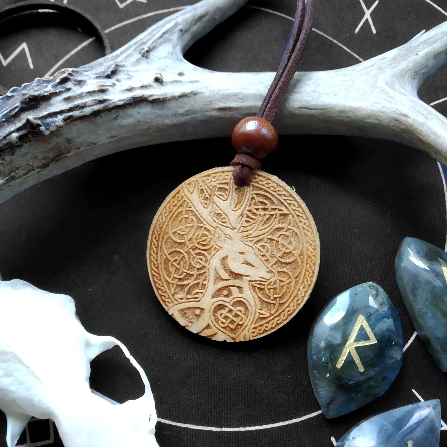 Colier en bois &quot;Légendes Celtique&quot; - 5 modèles au choix, Modèles: Cernunnos (cerf)