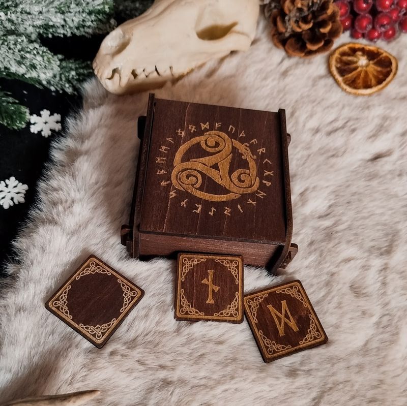 Set de petites runes avec boite- Triskèle