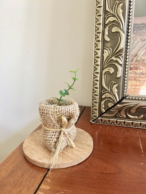 Small artificial floral decor.