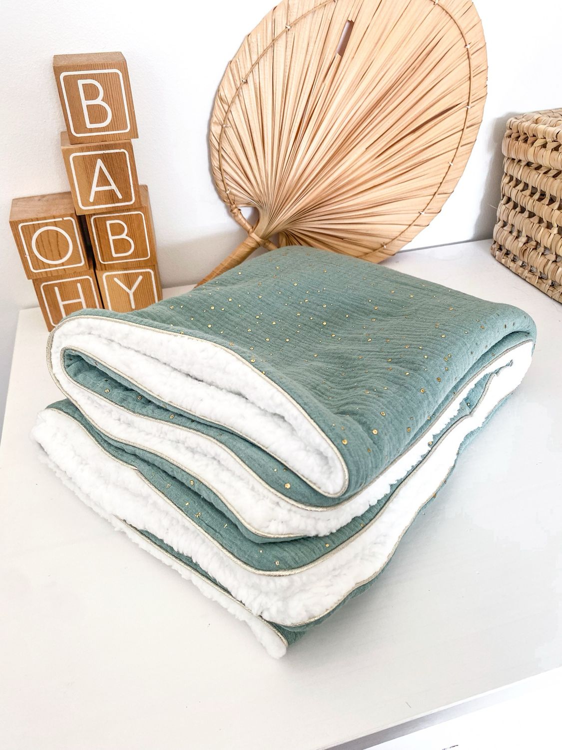 Couverture / plaid en double gaze vert sauge pois dorés Couverture / plaid en double gaze vert sauge pois dorés