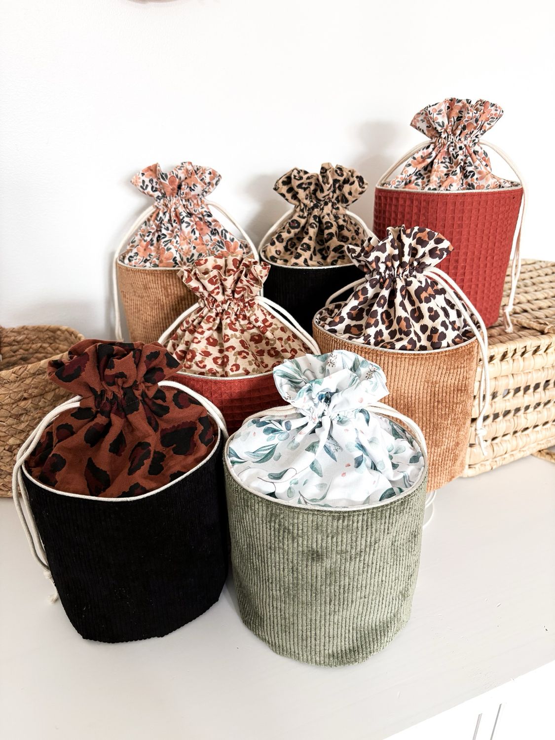 Panier pochon rond en tissu fait main – Rangement, trousse bébé, femme, maquillage, voyage – Cadeau artisanal durable