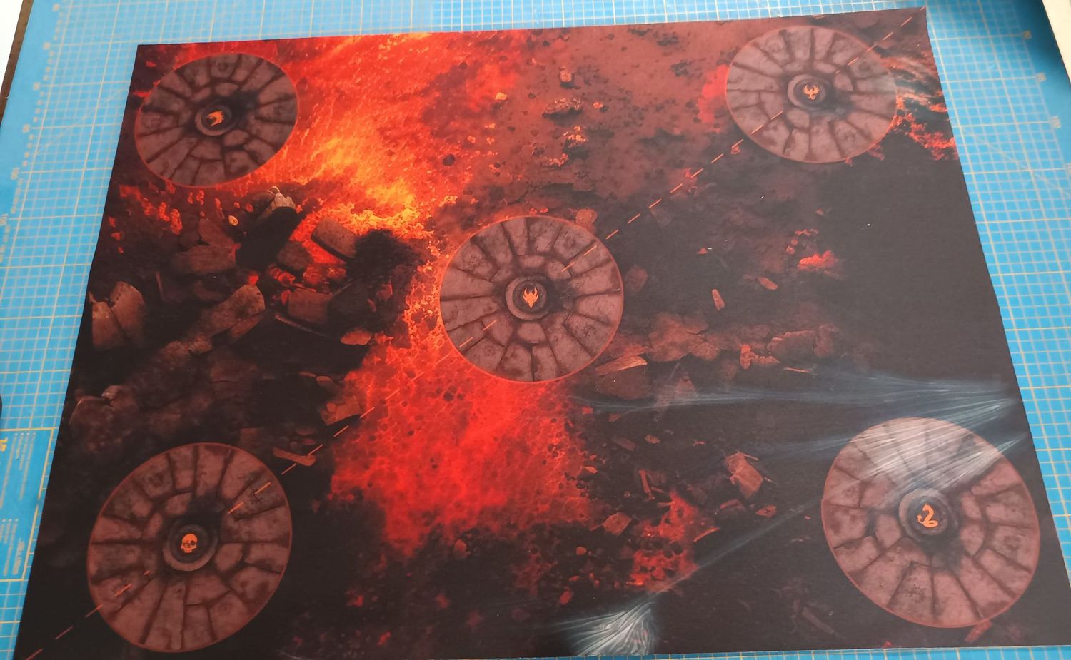 Battlemat FER DE LANCE - Age of Sigmar®​  - Inspiration Fire & Jade - Double side - Défauts 02-07