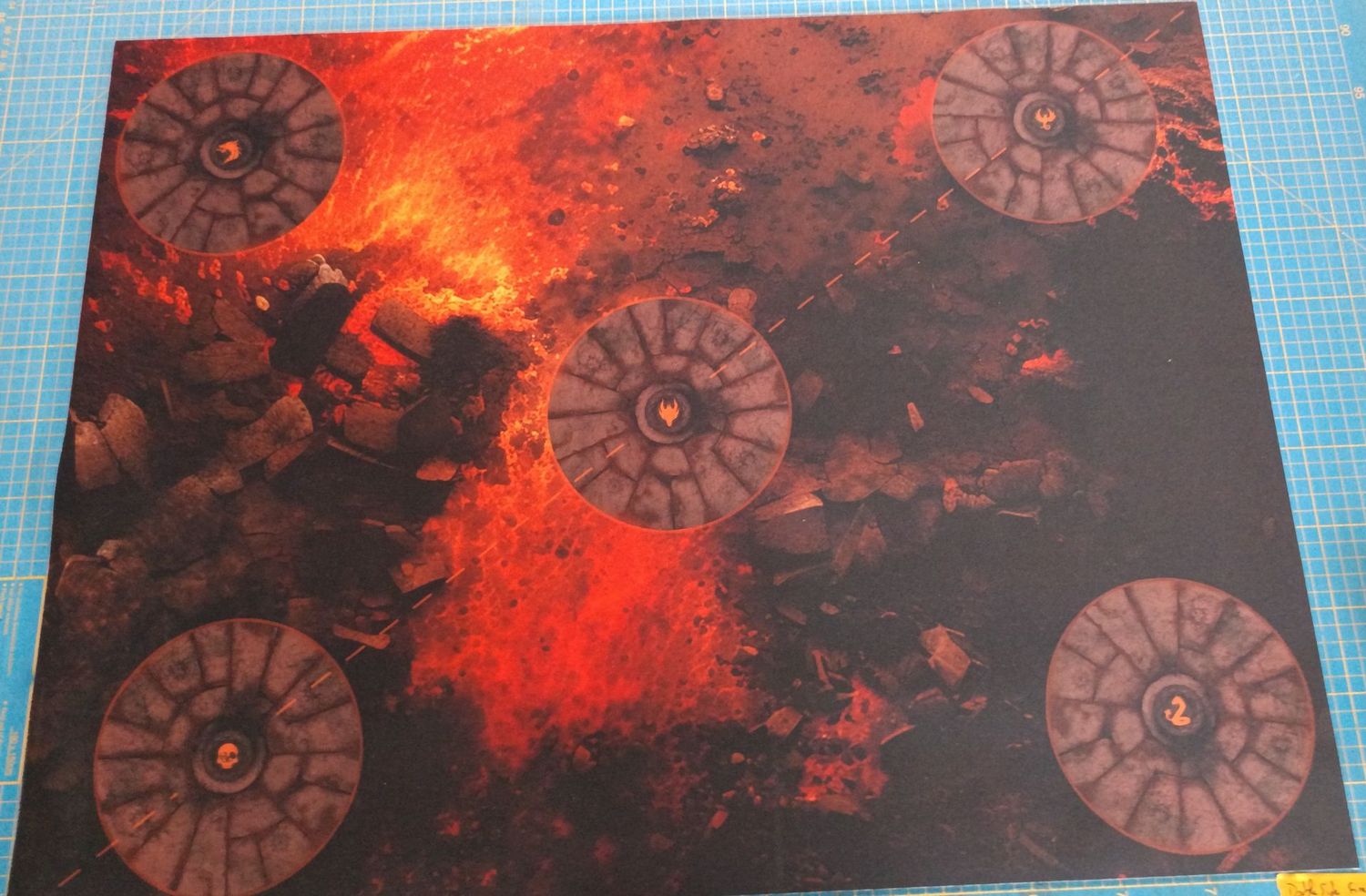 Battlemat FER DE LANCE - Age of Sigmar®​  - Inspiration Fire & Jade - Double side - Défauts 01-07