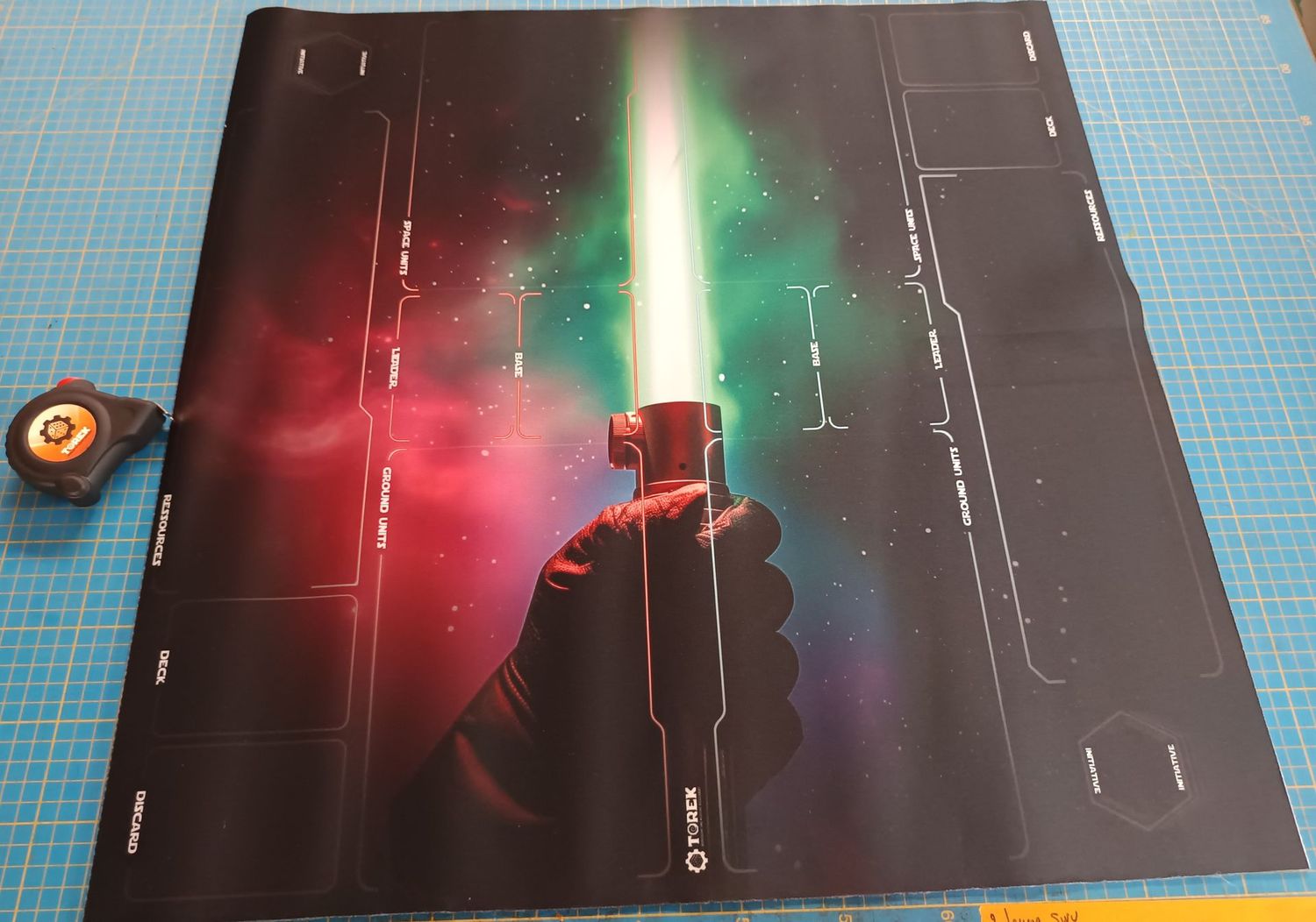 Playmat Sabre Laser Star Wars Unlimited® compatible 2 joueurs - Défauts 18-7