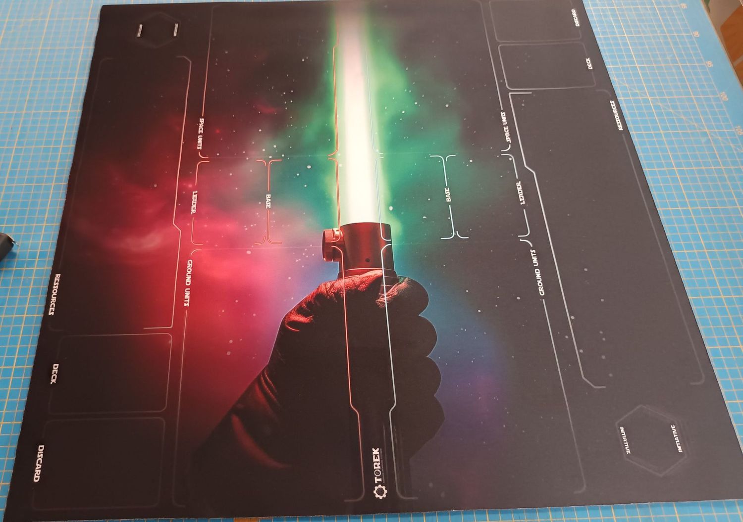 Playmat Sabre Laser Star Wars Unlimited® compatible 2 joueurs - Défauts 19-7