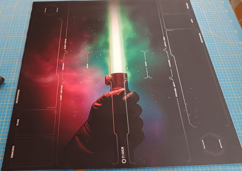 Playmat Sabre Laser Star Wars Unlimited® compatible 2 joueurs - Défauts 19-7 Playmat Sabre Laser Star Wars Unlimited® compatible 2 joueurs - Défauts 19-7