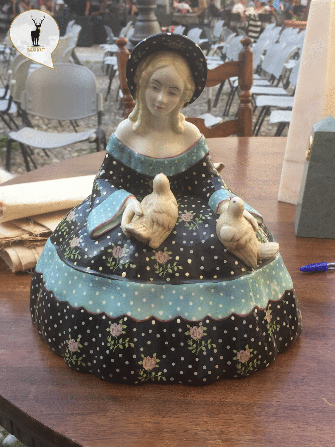 DAMA CON COLOMBE