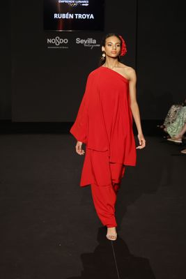 MAESTRANZA | Cuerpo asimétrico y falda MAESTRANZA | Cuerpo asimétrico y falda