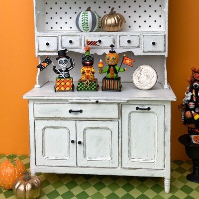 1:12 Halloween Skelly On Wheels