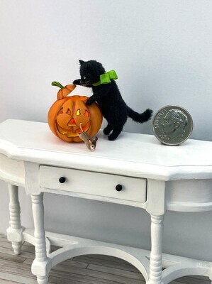 1:12 Scale Black Cat and Mouse Friend With Illuminated Jack-O-Lantern