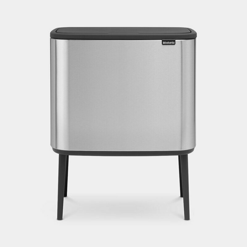 Pattumiera di design, rilzata con gambe