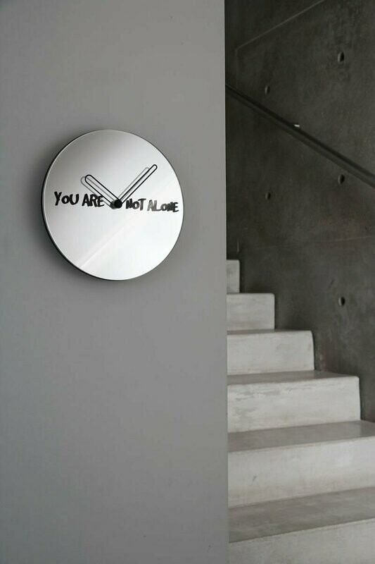 Orologio a parete "YOU ARE NOT ALONE"