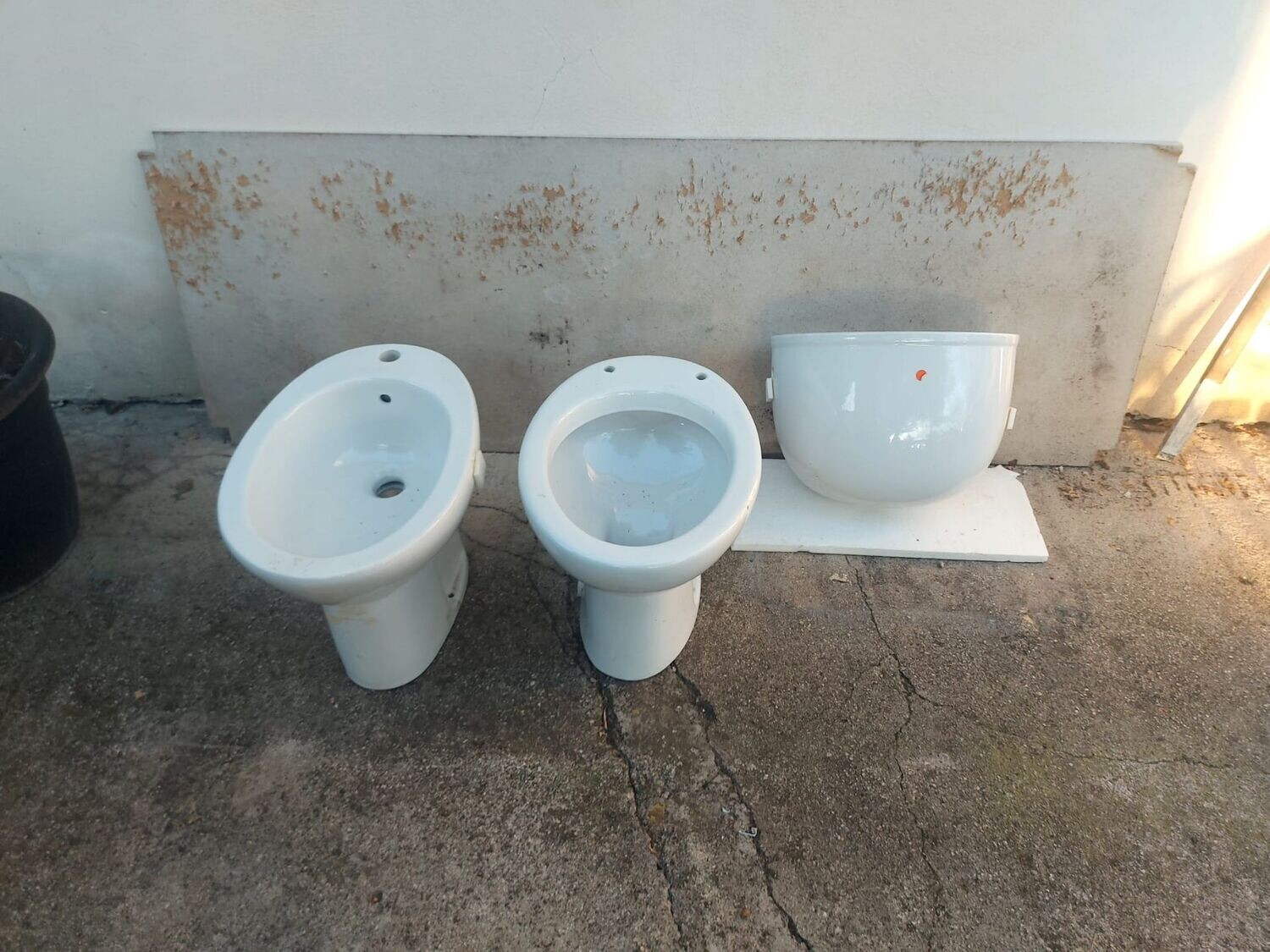 "Tris bagno", bidet, wc, cassetta wc di scarico. Finitura bianco.