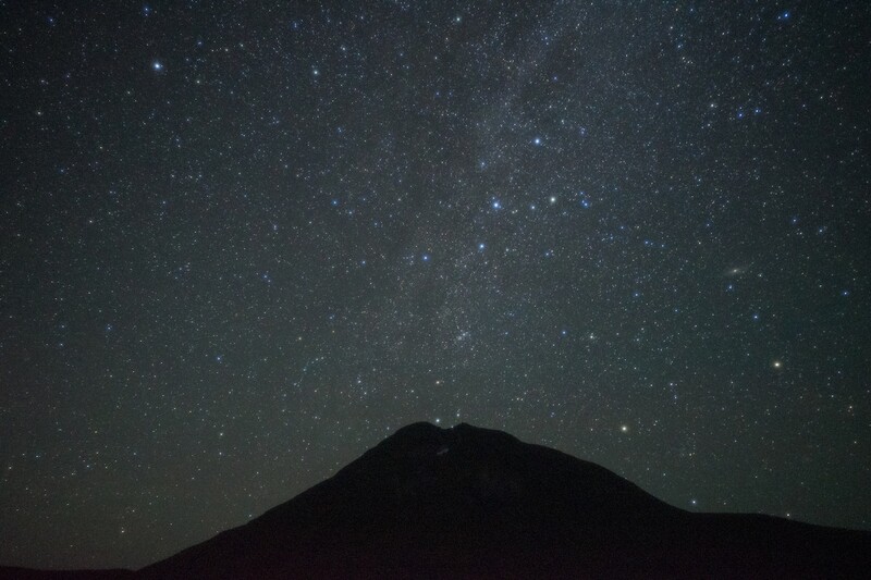 星空写真 カシオペア座と羅臼岳（6000x4000pixel）