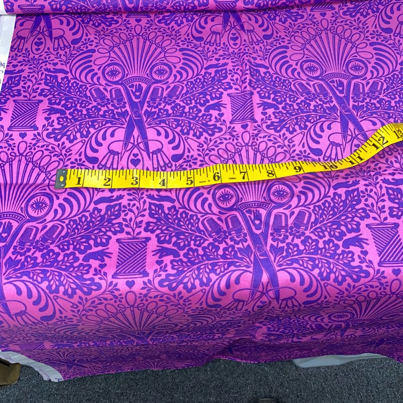 Tula Pink - Out Of Print - Homemade - Getting Snippy - Purple Pink - PWTP141 - Fat Quarter - Fab71