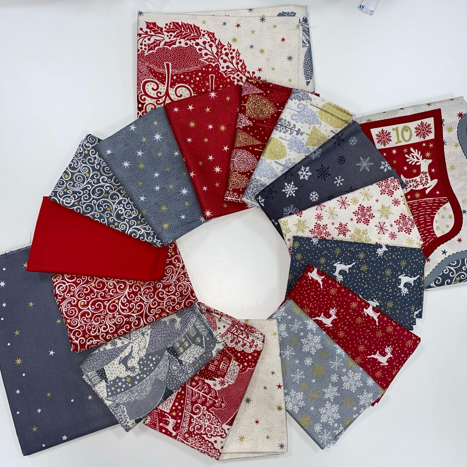 Makower - Mega Scandi Christmas Fat Quarter Bundle - 3 * 23” Panels & 14 Pattern FQs & 1 Red Solid FQ - Pod13