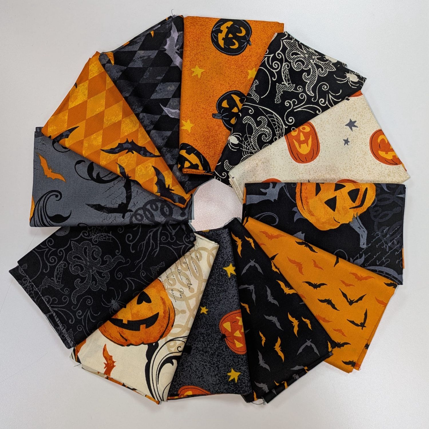 Makower - Halloween Haunt - 12 Fat Quarters - Pod13