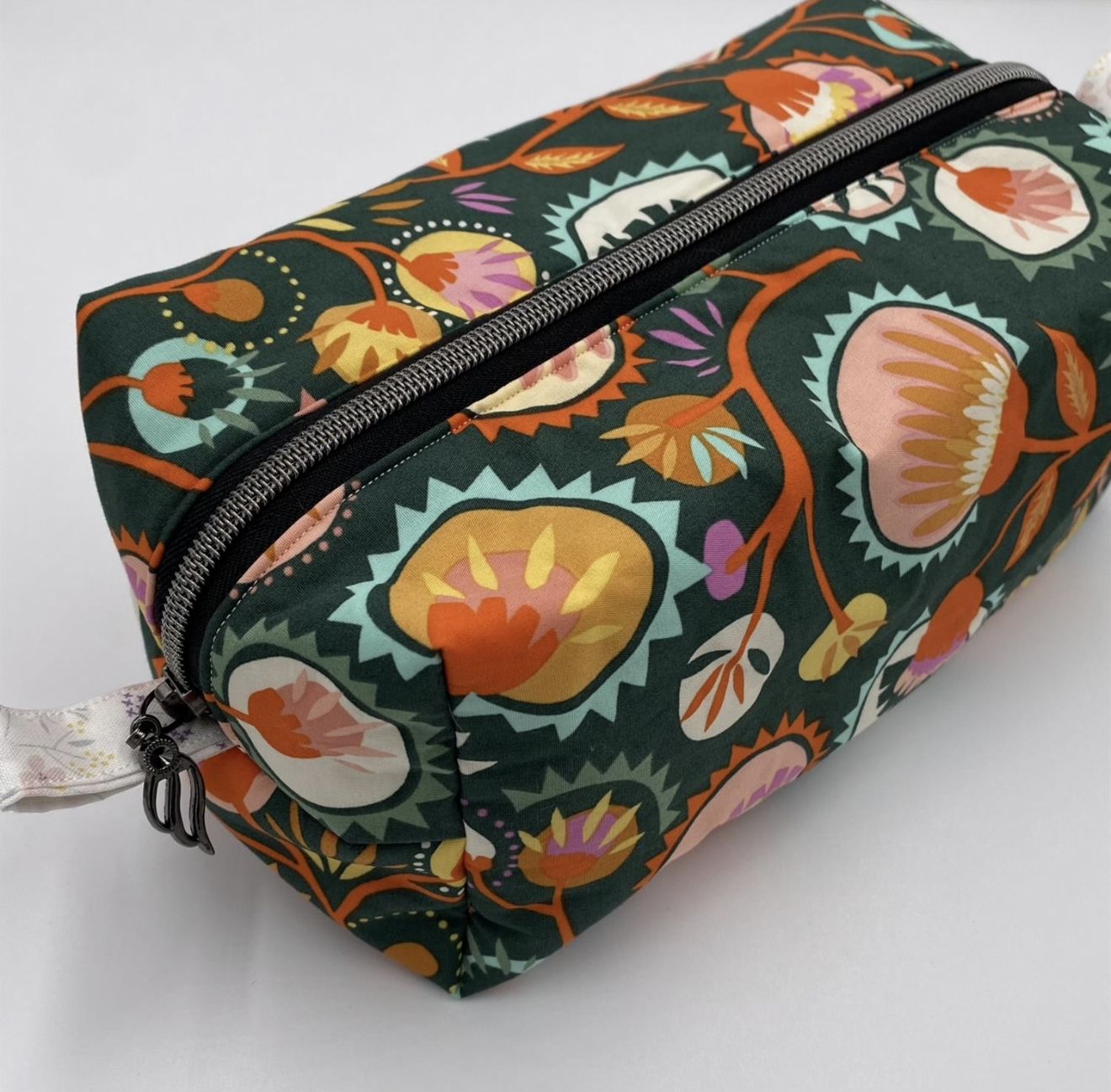 iQuilt Green Floral Art Gallery Fabric Makeup Bag Kit