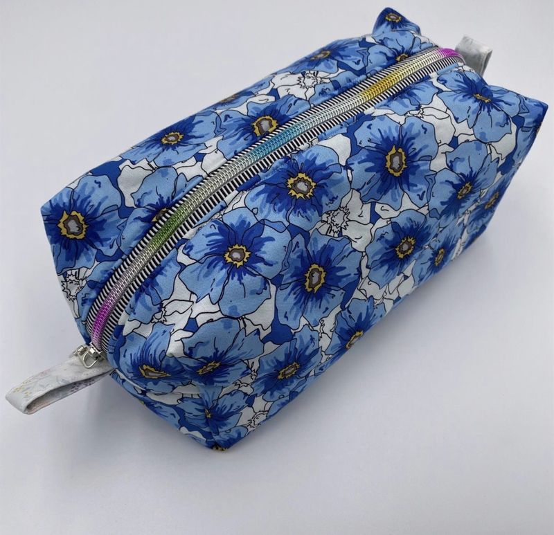 iQuilt Blue Crafty Lass Makeup Bag Kit