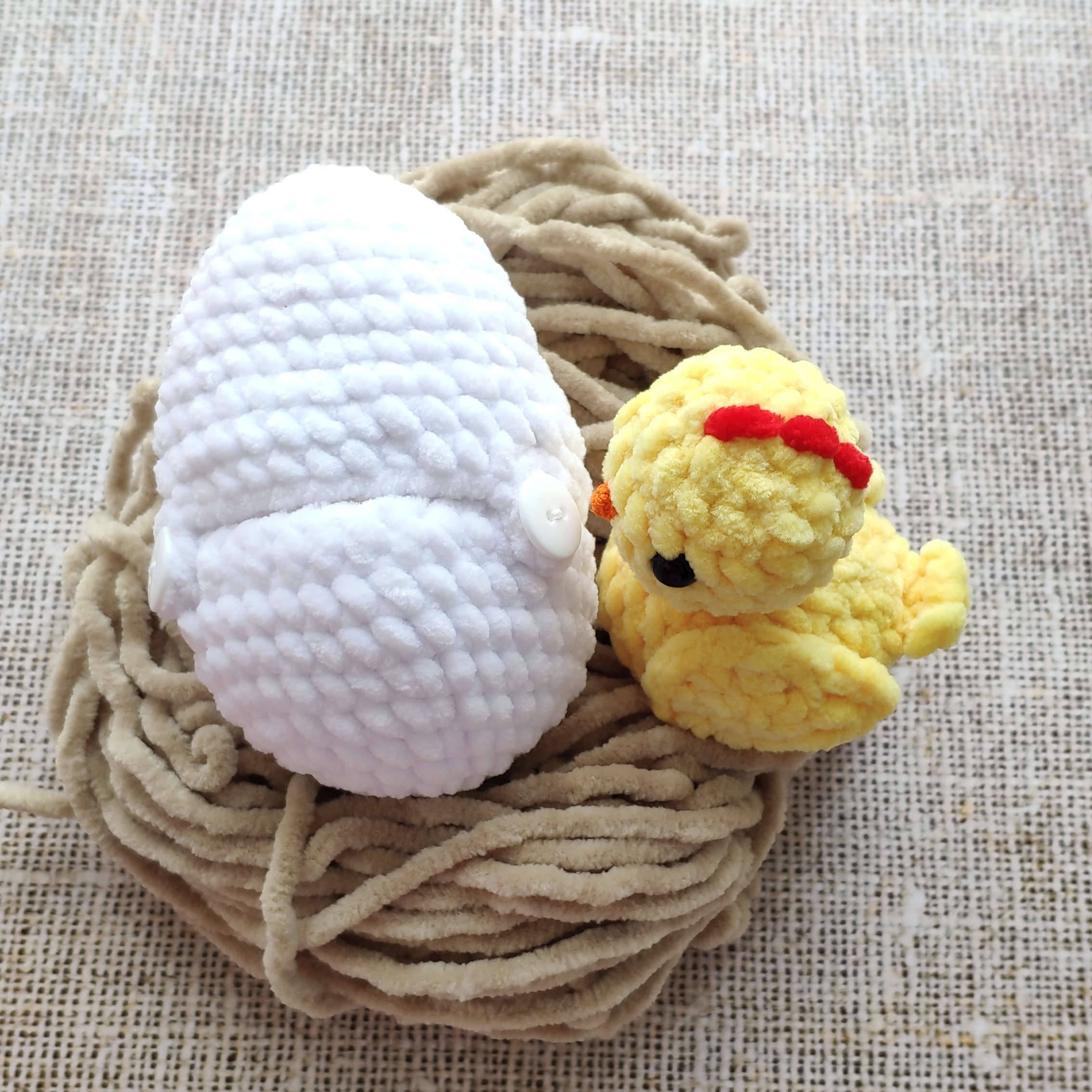 Амигуруми к пасхе. Пасхальное яйцо крючком амигуруми. Амигуруми пасхальное яйцо(цыпленок). Пасхальное яйцо амигур. Яичко амигуруми крючком.