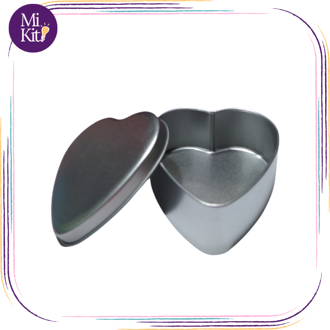 Recipiente metálico con forma de corazón, color plateado 7.5 onzas