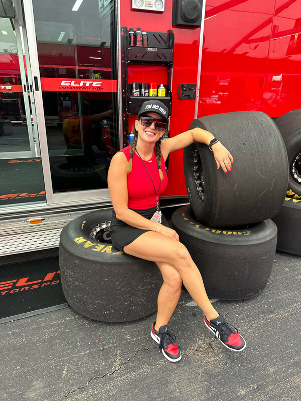 Double00ShitShow "I'M NO HELP" Hat