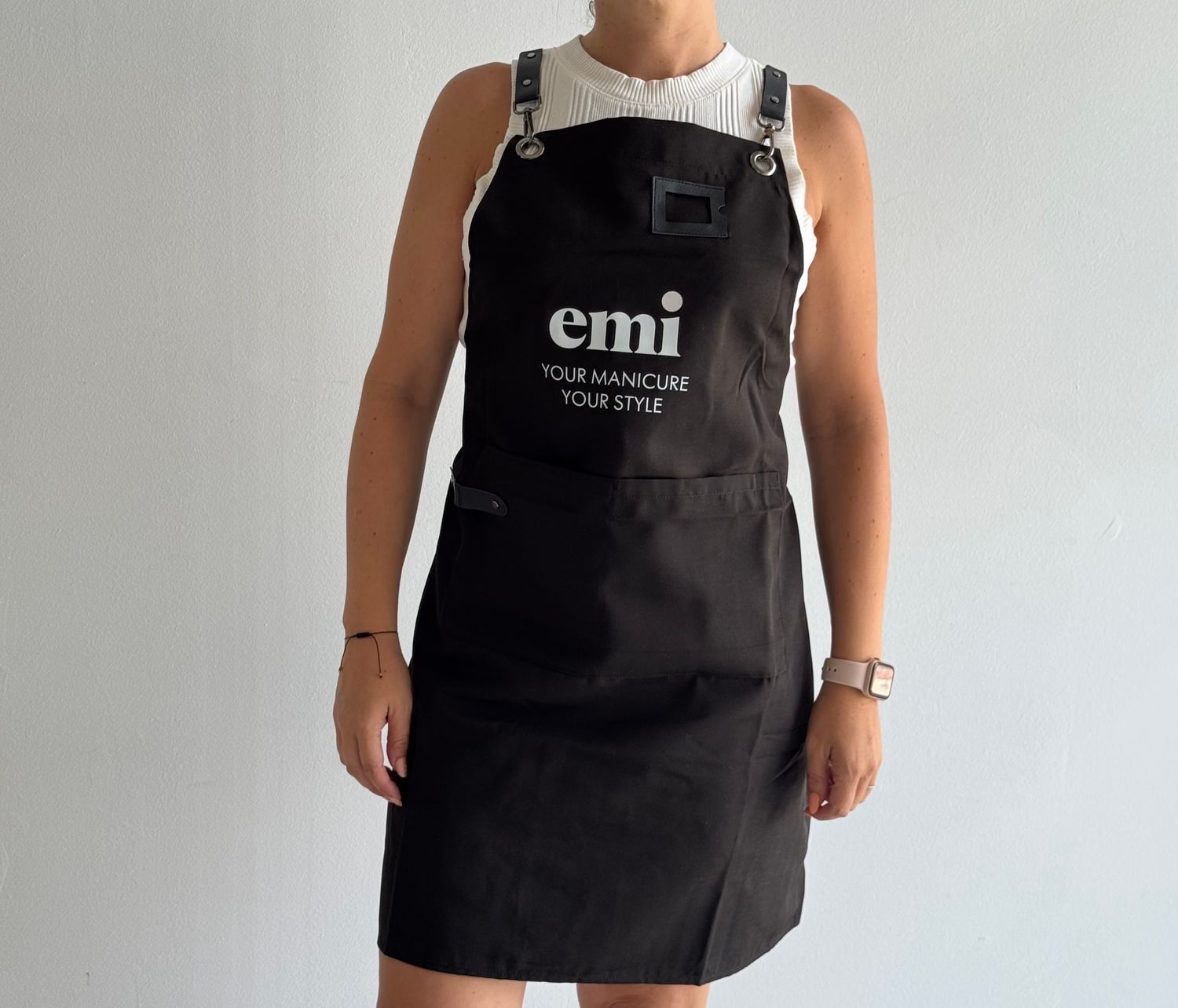 ​Delantal Profesional para Manicurista – Logo EMI Bordado, color negro
