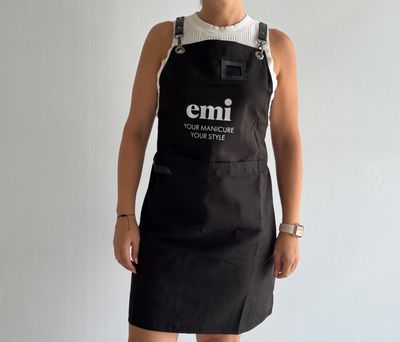 ​Delantal Profesional para Manicurista – Logo EMI Bordado, color negro
