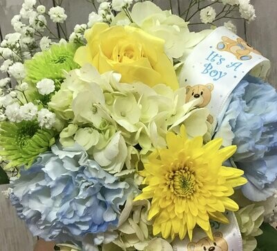 SMALL Designer’s Choice Arrangement BABY BOY in BLUE, YELLOWS, AND WHITES. In a baby novelty container.
- Item #WFEBT-9017