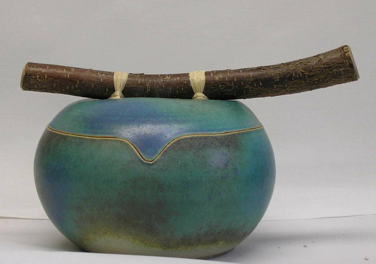 Dose in Türkis im Japanischen Stil mit Haselnuss-Holz