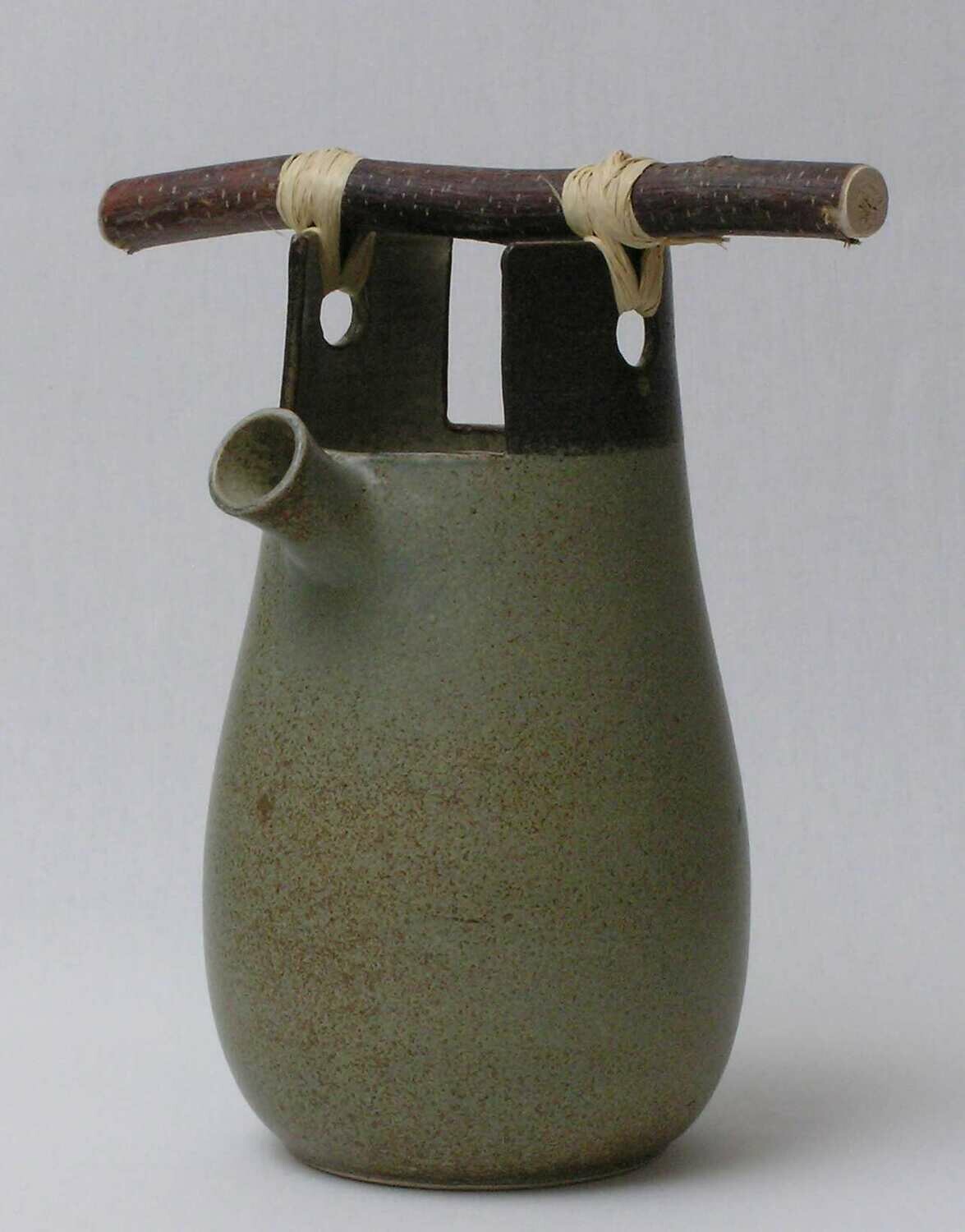 Krug mit Ast als Henkel