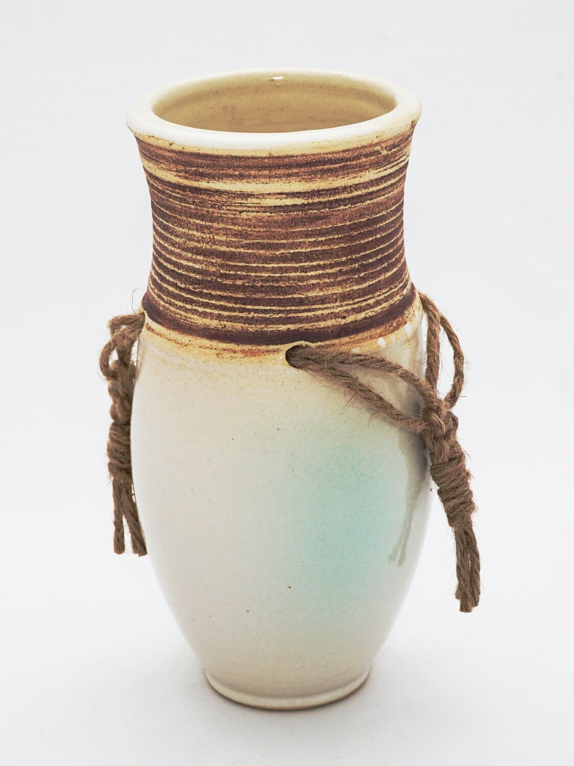Vase, weiß mit Henkel aus Hanfschnur