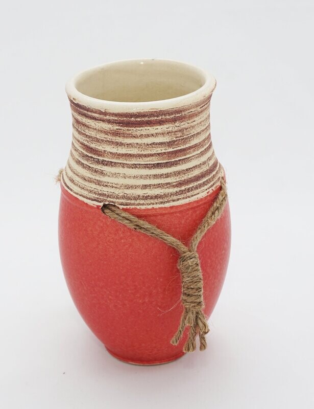 Vase, rot mit Henkel aus Hanfschnur geknüpft