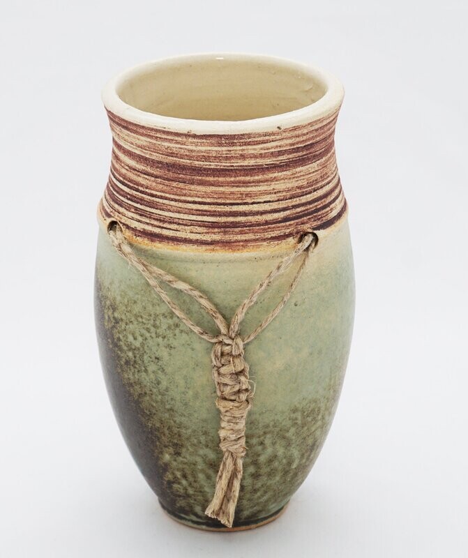 Vase grün mit Henkel aus Hanfschnur
