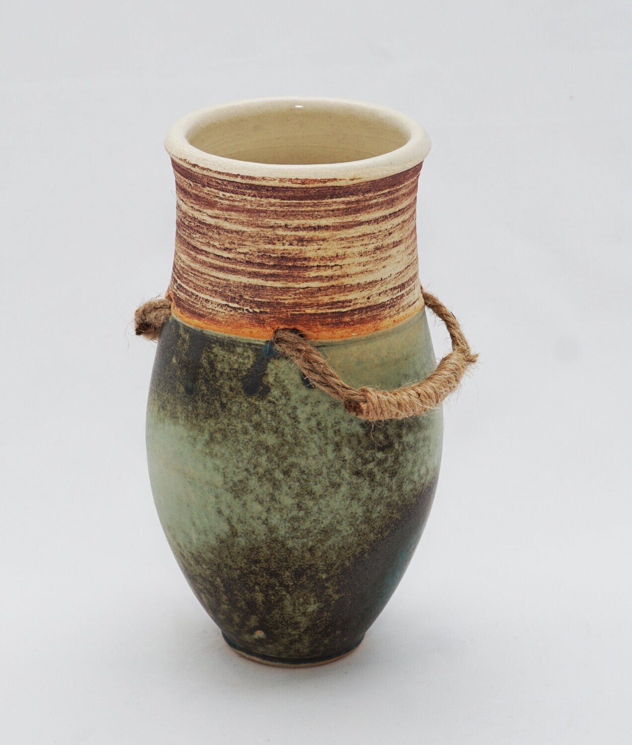 Vase grün mit Henkel aus Hanfschnur