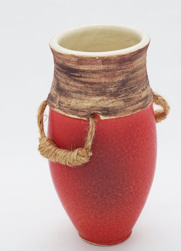 Vase, rot mit Henkel aus Hanfschnur