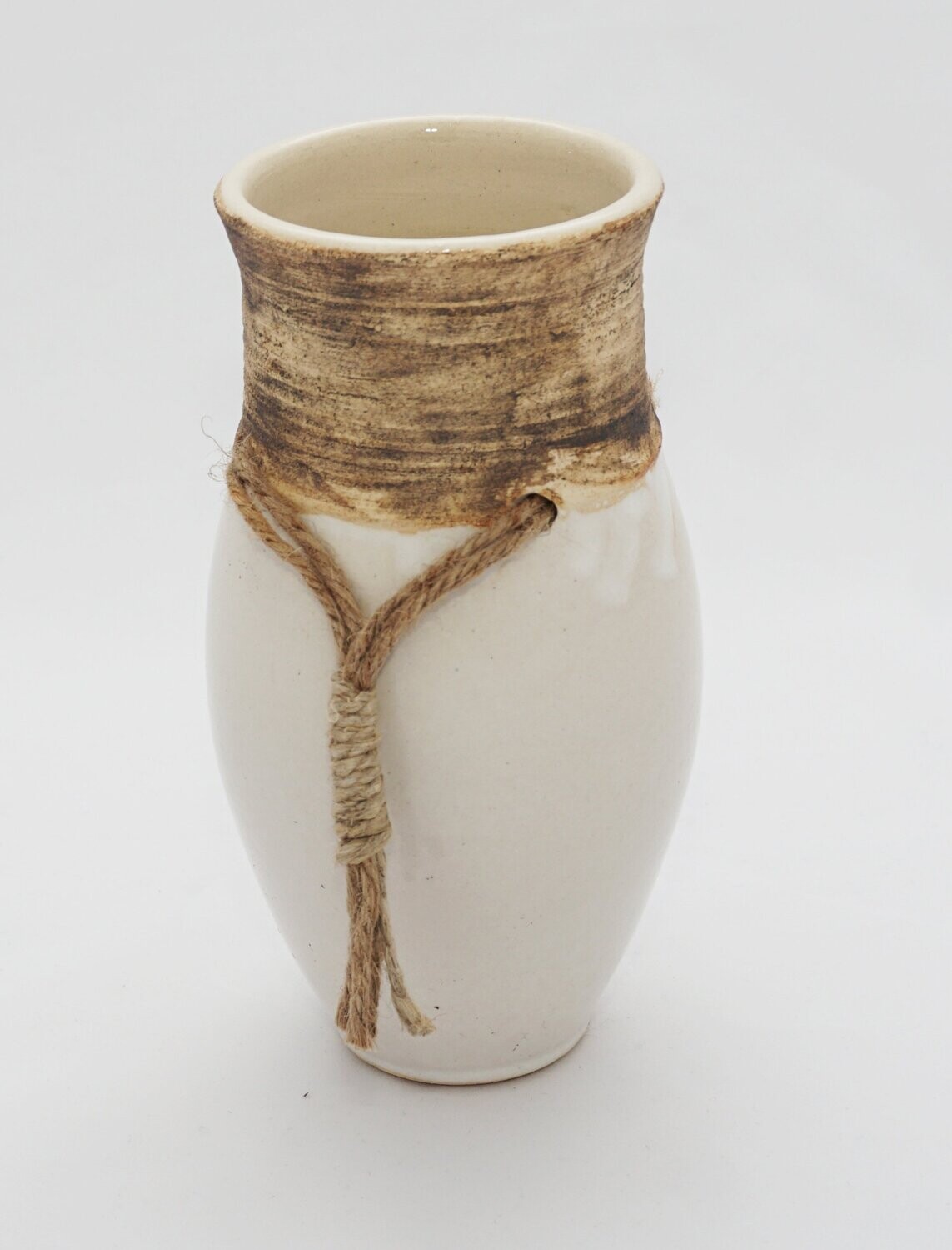 Vase mit Henkel aus Hanfschnur