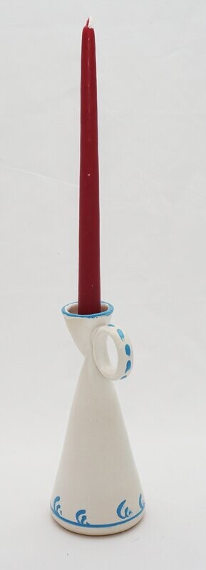 Kerzenständer mit weißer Glasur und Inglasurmalerei
Höhe etwa 19-23 cm