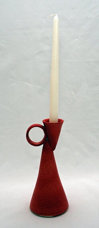 Kerzenständer mit roter, seidenmatter Glasur
Höhe etwa 19-23 cm
