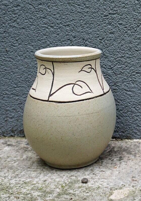 Vase mit eingeschnitztem Muster
Höhe 15 cm - Durchmesser etwa 9 cm